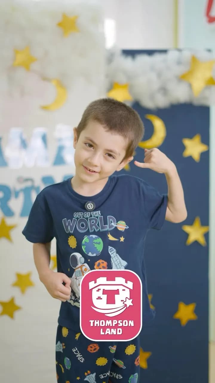 Отвечает по-английски